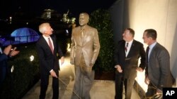 از راست:‌ ریچارد گرنل سفیر آمریکا در آلمان، مایک پمپئو وزیر خارجه آمریکا به همراه فرد رایان، رئیس هیات مدیره بنیاد ریگان