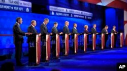 Candidats républicains, de gauche à droite, John Kasich, Mike Huckabee, Jeb Bush, Marco Rubio, Donald Trump, Ben Carson, Carly Fiorina, Ted Cruz, Chris Christie, et Rand Paul lors du débat présidentiel républicain CNBC à l'Université de Colorado à Boulder, 28 octobre 2015. (AP Photo / Mark J. Terrill)