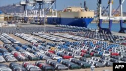 တရုတ်နိုင်ငံ အရှေ့ပိုင်း ရှန်ဒေါင်းပြည်နယ် ယန်တိုင် ဆိပ်ကမ်းမှာ ပြည်ပကို တင်ပို့မယ့် မော်တော်ကားတွေကို တွေ့မြင်ရစဥ်။ ဖေဖော်ဝါရီ ၂၀ ရက်၊ ၂၀၂၅။ (ဓာတ်ပုံ - AFP)