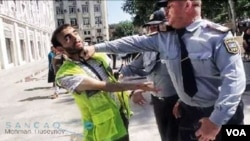 Azərbaycan polisi sərbəst toplaşmaq azadlığını boğur.