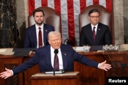 Prezidan Donald Trump pwononse yon diskou devan yon sesyon konjwen Kongre Etazini nan Washington, 4 Mas, 2025.