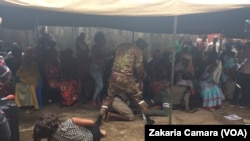 Une saynète jouée lors de la commémoration du 8e anniversaire du massacre de Conakry, en Guinée, 28 septembre 2017. (VOA/Zakaria Camara)