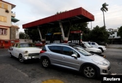 Motorists line up for fuel at a state-run gas station in Havana, Cuba, March 30, 2017.