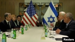 „Се надеваме на владата на Израел ќе се увери дека ова е приоритет. Заштита на цивилите, добивање на потребната помош“, им рече тој на новинарите по виртуелниот состанок со меѓународните колеги. 