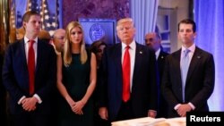 Le président américain entouré de son fils Eric Trump, de sa fille Ivanka et de son fils Donald Trump Jr. avant une conférence de presse à la Trump Tower, à Manhattan, à New York, aux États-Unis, le 11 janvier 2017.