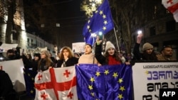 Проевропейские демонстранты на акции протеста против переноса правительством Грузии переговоров о вступлении в Европейский союз. Тбилиси, 11 декабря 2024 г.