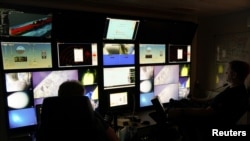 Ruang kendali Aegir 6000, kendaraan yang dikendalikan dari jarak jauh, tampak memeriksa rongsokan kapal selam nuklir milik Soviet, Komsomolets, di barat daya Pulau Bear di Arktika Norwegia, Norwegia, dalam foto yang dirilis 10 Juli 2019.