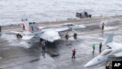 Jet tempur AS bersiap lepas landas dari kapal induk USS Theodore Roosevelt selama latihan Freedom Edge oleh AS, Jepang, dan Korea Selatan di Laut Timur pada Jumat, 28 Juni 2024. (Foto: via AP)