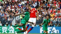 Cầu thủ Artem Dzyuba ghi bàn thắng, giúp Nga tiếp tục dẫn trước Ảrập Xêút với tỷ số 3-0.