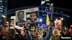 ২০২৩ সালের ৭ অক্টোবর হামাসের হামলায় অপহৃত ইসরায়েলি পণবন্দিদের সমর্থকরা একটি চুক্তির দাবি জানিয়ে বিক্ষোভ করছেন।তেল আবিব, ইসরায়েল,১৩ জানুয়ারি,২০২৫।
