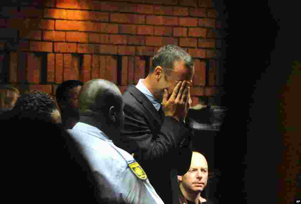 Oscar Pistorius weeps in court at his bail hearing in Pretoria, February 15, 2013.