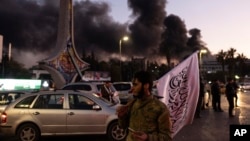 সিরিয়ার রাজধানী দামেস্কের কেন্দ্রে ইসলামি পতাকা হাতে একজন বিদ্রোহী। ফটোঃ ৮ ডিসেম্বর, ২০২৪।