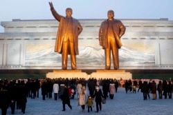 Patung Kim Il Sung (kiri) dan Kim Jong Il di Pyongyang, ketika warga Korea Utara memperingati 10 tahun meninggalnya Kim Jong Il, di tengah pandemi COVID-19, 16 Desember 2021 lalu.