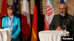 EU foreign policy chief Catherine Ashton (L) and Iranian Foreign Minister Mohammad Javad Zarif attend a news conference in Vienna, July 18, 2014.