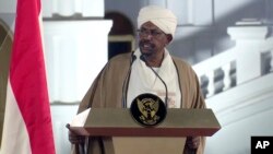 Le président soudanais Omar al-Bashir s'exprime au palais présidentiel le 22 février 2019 à Khartoum, au Soudan.