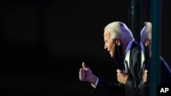 El presidente electo Joe Biden hace un gesto a la multitud después de hablar el sábado 7 de noviembre de 2020 en Wilmington, Delaware.
