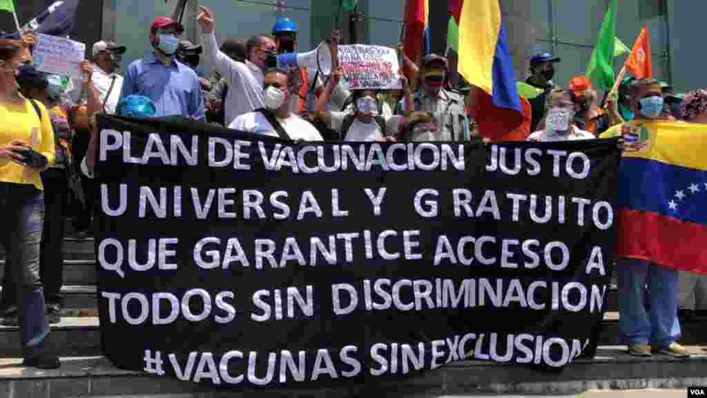 El sector salud y la sociedad civil venezolana se concentran a las afueras del Programa de las Naciones Unidas para el Desarrollo (PNUD) en Caracas pidiendo vacunas. Abril 17, 2021. Foto: Álvaro Algarra - VOA.