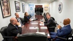 Граничниот службеник на американскиот претседател Доналд Трамп, Томас Хоман, лево, и градоначалникот на Њујорк, Ерик Адамс, десно, се сретнаа во Њујорк на 13 февруари 2025 година. (Канцеларијата на градоначалникот на Њујорк преку Асошиетед прес)