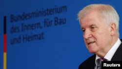 هورنست زیهوفر، وزیر داخلۀ آلمان، یکی از مخالفین جدی پالیسی های حکومت اش در برابر مهاجرین و پناهجویان است