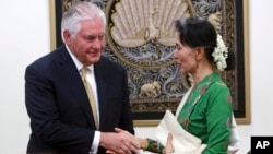 La líder de Myanmar Aung San Suu Kyi (derecha) estrecha la mano del secretario de Estado de EE.UU., Rex Tillerson, en Naypidaw, Myanmar, el miércoles, 15 de noviembre de 2017.