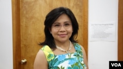 អ្នកស្រី​ គិត សារ៉ា​ ពលរដ្ឋ​អាមេរិកាំង​នៅ​តំបន់​រដ្ឋធានី​វ៉ាស៊ីនតោន ចូលរួម​នៅ​ក្នុង​កម្មវិធី​ជំនួប​ក្រៅផ្លូវ​ការ​ជាមួយ​ឯកអគ្គរដ្ឋទូត​សហរដ្ឋ​អាមេរិក​ប្រចាំ​កម្ពុជា​លោក William Heidt នៅ​វត្ត​ពុទ្ធិការាម កាល​ពី​ថ្ងៃ​អាទិត្យ ទី​២៣ ខែ​កក្កដា ឆ្នាំ​២០១៧។ (ណឹម ស