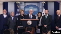 El vicepresidente de Estados Unidos, Mike Pence, brinda una sesión informativa sobre el coronavirus con miembros del grupo de trabajo sobre el coronavirus de la Casa Blanca en Washington.