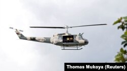 Un hélicoptère militaire lors d'une mission de récupération dans la ville de Solio, près de Nakuru, au Kenya, le 10 mai 2018.