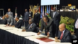 (From R to L) South African President Jacob Zuma, Namibia&#39;s President Hifikepunye Pohamba, King Mswati lll of the Kingdom of Swaziland and Malawi Prsident Bingu wa Mutharika sign an undertaking for further negotiations towards a tripartite free trade agre