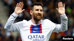 El astro futbolístico, el argentino Leonel Messi, celebra al marcar su primer gol con el club francés París St Germain (PSG) contra el Allianz Riviera, en Francia, el 8 de abril de 2023.
