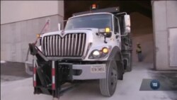 Як у Вашингтоні очищують дороги від наслідків хурделиць. Відео