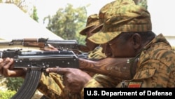 Des soldats burkinabés effectuent un exercice de rechargement tactique près de Po, au Burkina Faso, le 17 février 2019.