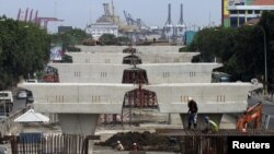 Pembuatan jalan di Jakarta. Para analis mengatakan bahwa meski investasi asing mengalir ke Indonesia, hal itu tidak akan bertahan tanpa pembangunan infrastruktur. (Foto: Dok)