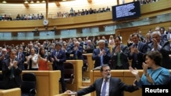 Perdana Menteri Spanyol Mariano Rajoy mendapat tepuk tangan dari anggota Partai Rakyat (PP) seusai menyampaikan pidatonya dalam debat di majelis tinggi Senat di Madrid, Spanyol, 27 Oktober 2017.