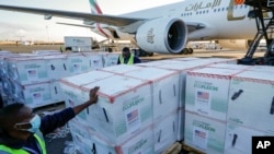 Des boîtes de vaccin contre le coronavirus à l'aéroport de Nairobi, au Kenya, le 23 août 2021. 