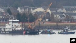 Việc tìm kiếm thi thể nạn nhân và trục xuất xác máy bay cũng như trực thăng vẫn đang được tiến hành. 