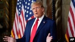 前总统唐纳德•特朗普(Donald Trump)在他位于佛罗里达州棕榈滩(Palm Beach)的海湖庄园(Mar-a-Lago)发表讲话。