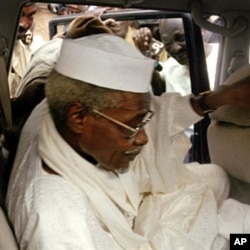 Former Chadian president Hissène Habré leaves Dakar's courthouse escorted by prison guards (2005 file photo)