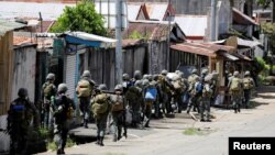 FILE - Philippine Marines advance their positions as more soldiers reinforce to fight the Maute group in Marawi City in southern Philippines May 29, 2017. 