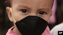 El Salvador registra 6.438 contagios y 174 fallecimientos, a causa de la pandemia del coronavirus. En la foto Gael Gómez, de 1 año, usa una mascarilla para evitar el contagio del coronavirus. Ilopango, martes 19 de mayo de 2020.