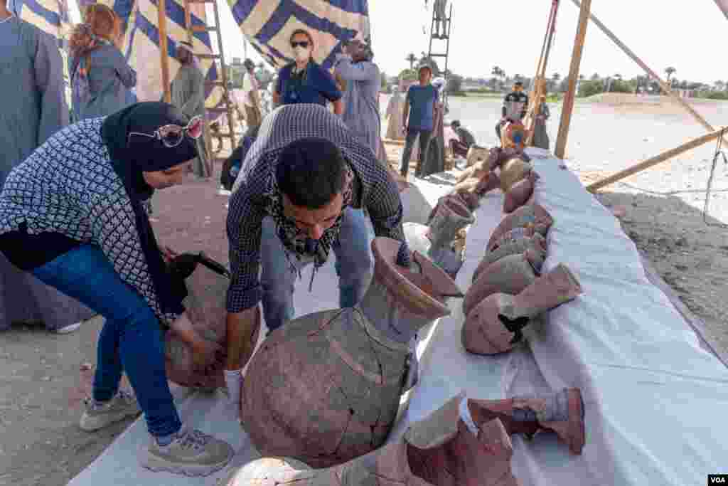 Among the findings are jars that once stored meat, wine and water for travelers, in Luxor, Egypt, April 10, 2021. (Hamada Elrasam/VOA) 
