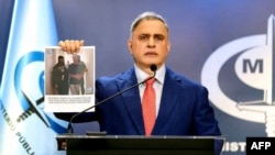 Fotografía difundida por el Ministerio Público de Venezuela donde se muestra al fiscal general Tarek William Saab exhibiendo una gráfica del momento de la detención del exvicepresidente Tareck El Aissami por corrupción, en Caracas, el 9 de abril de 2024.
