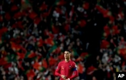 Pemain Portugal Cristiano Ronaldo saat turnamen pertandingan sepak bola kualifikasi grup A Piala Dunia 2022 antara Portugal dan Serbia di stadion Luz di Lisbon, Minggu, 14 November 2021. (Foto: AP/Armando Franca)