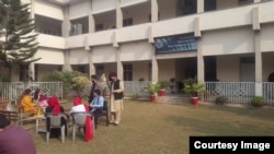 په سوشل مېډیا د پېښور پوهنتون د مالي ستونزو په اړه د بحث راپارېدلو وروسته د پښتونخوا اعلا وزیر د اطلاعاتوخصوصي سلاکار کامران بنګش په یو وډیو پېغام کې ویلي دي چې دا تاثر سم نه دی چې صوبايي حکومت د صوبې د پوهنتونوسره مالي مرستې نه کوي