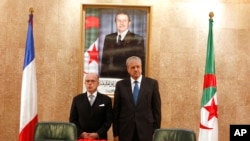Le Premier ministre algérien Abdelmalek Sellal, à droite, et son homologue français Bernard Cazeneuve posent pour les photographes avant leur rencontre à Alger (Algérie) le jeudi 6 avril 2017. Cazeneuve est en Algérie pour une visite de deux jours. Un por