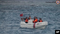 菲律賓海岸防衛隊發佈的這張照片顯示，一艘中國海岸防衛隊船隻於2025年1月24日在南中國海桑迪沙洲附近航行。