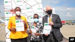 Menteri Kesehatan Tanzania Dr. Gwajima, Menteri Luar Negeri Tanzania Liberata Mulamula, dan Duta Besar AS Donald Wright, menerima pengiriman pertama bantuan vaksin COVID-19 dari AS.