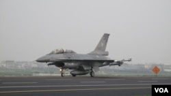 资料照片：2011年4月12日汉光27号演习，台湾空军401联队F-16B 6825战机演习高速路上起降。