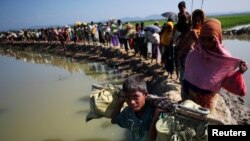Rohingya refugees make their way to a refugee camp after crossing the Bangladesh-Myanmar border in Palong Khali, near Cox's Bazar, Bangladesh, Nov. 3, 2017.
