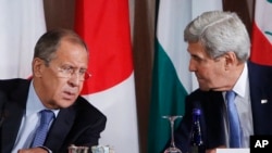 Le ministre russe des Affaires étrangères Sergueï Lavrov, à gauche, et le secrétaire d'Etat américain John Kerry discutent lors d'une réunion du Groupe international de soutien pour la Syrie, 22 septembre 2016, à New York. (AP/ Jason DeCrow)