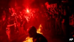 Manifestantes encienden un fuego durante una protesta contra el gobierno del primer ministro israelí, Benjamin Netanyahu, y piden la liberación de los rehenes retenidos en la Franja de Gaza por Hamás y otros grupos armados, en Tal Aviv, Israel, el domino 26 de mayo de 2024.